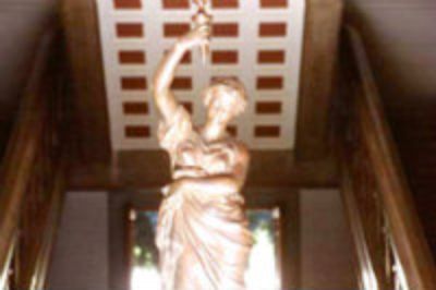 En la entrada de la Escuela de Ingeniería y Ciencias se encuentra una reproducción de la estatua que recuerda a la diosa romana Minerva, encarnación de la sabiduría, la pureza y la razón.