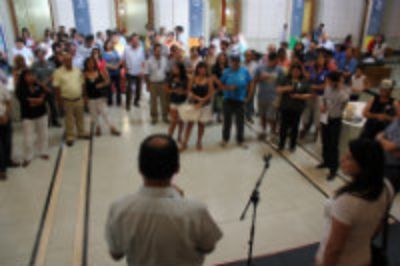 El decano de la FCFM, Patircio Aceituno, recibió a los estudiantes y sus padres en la Biblioteca Central. 