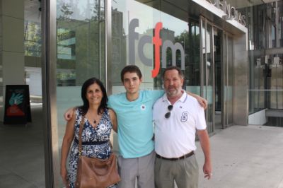 Vicente Labbé junto a sus padres, Alvaro y Adriana Herrera.