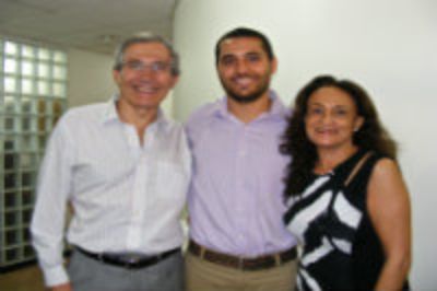 El estudiante Diego Carpentier junto a sus padres.