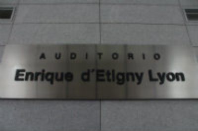 La nueva placa del Auditorio de Beauchef 851. 