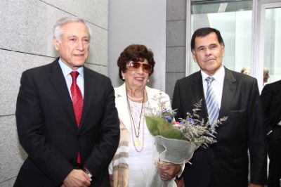 El Ministro de Relaciones Exteriores, Heraldo Muñoz; la viuda del Prof. Enrique d'Etigny, Carmen Velasco; y el decano de la FCFM, Prof. Patricio Aceituno. 