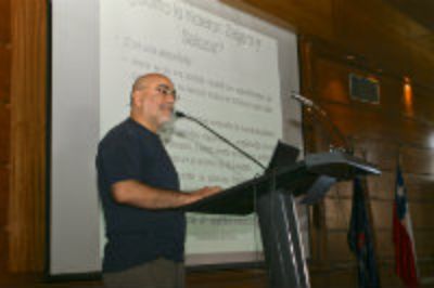 Víctor Fuenzalida, académico del Departamento del Física expuso el 1 de abril en el salón Gorbea del campus Beauchef.