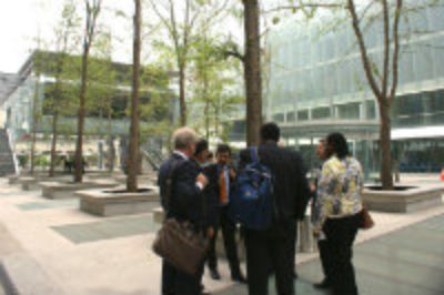 La delegación recorriendo el patio interior del complejo de edificios de Beuachef 851.