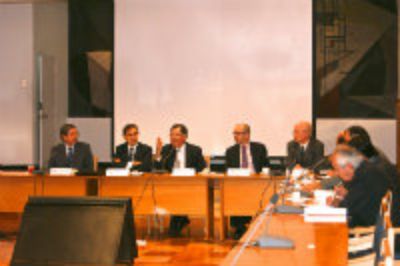 El Decano Patricio Aceituno lideró la segunda reunión con el comité de pares evaluadores.