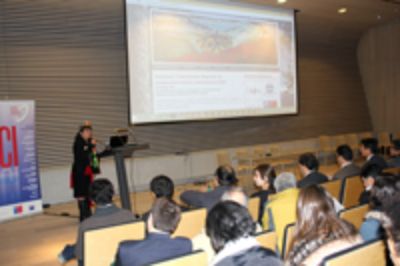 La Prof. Doris Sáez realizando la presentación del proyecto Fondef IDeA.