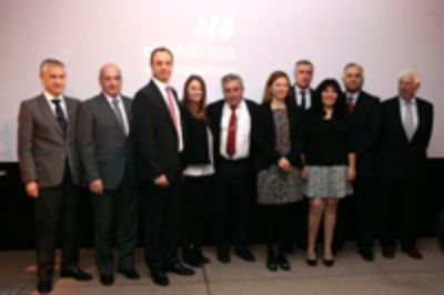 Representantes de la Fundación BHP Billiton y de SERC Chile, junto a rector de la U. de Chile (al centro), al finalizar la ceremonia.