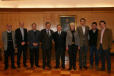Autoridades y académicos de la FCFM con la presidenta del Combustion Institute.