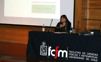 María Morales, quien trabajó por más de 40 años en la FCFM habló en representación de los funcionarios. 