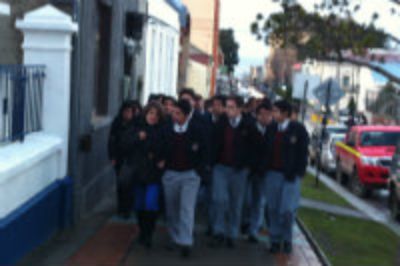 Alumnos de Punta Arenas ingresan a la feria regional.