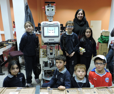 El robot Bender de la FCFM saludó a los estudiantes de 2º básico