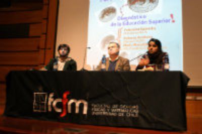 Los tres expositores concordaron en la necesidad de diálogo que existe en Chile con respecto a la reforma educacional. 
