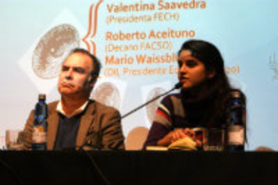 Roberto Aceituno, decano de FACSO y Valentina Saavedra, presidenta FECH. 