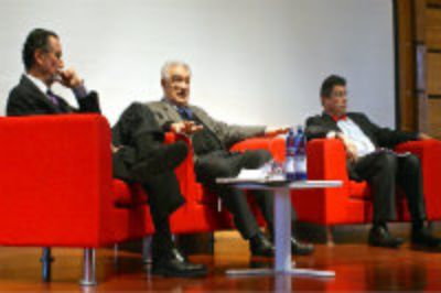 El encuentro reunió por primera vez a los tres ex rectores de la U. de Chile en tiempos de democracia para compartir experiencias y debatir los desafíos para la institución.