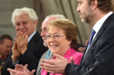 Entrega de la propuesta a la Presidenta Michelle Bachelet (Gentileza: Fotopresidencia.cl).