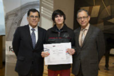 Aníbal Fuentes junto al decano, Patricio Aceituno y al director de la Escuela de Ingeniería y Ciencias, Aldo Casali.
