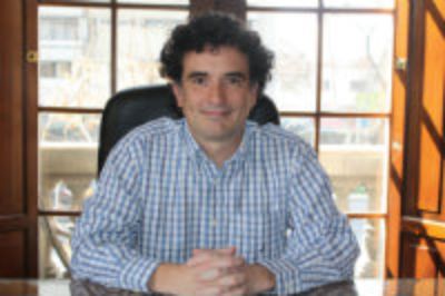 Fernando Ordóñez es Ingeniero Civil Matemático de la Universidad de Chile y en 2002 obtuvo un doctorado en MIT.