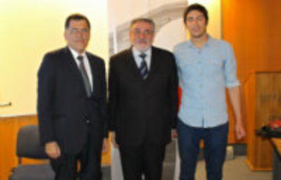 Patricio Aceituno, decano de la FCFM; Khalil Bitar, encargado de negocios de la Embajada de Siria en Santiago y Daniel Andrade, presidente del CEI.