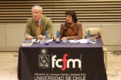 Cristina Tapia y Carlos Huneeus debatieron acerca del gobierno en la Universidad de Chile. 