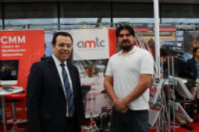 Ministro de Economía visitando stand del AMTC.