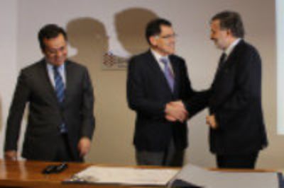 El Ministro de Economía y el Decano de la FCFM firmaron el acuerdo. 