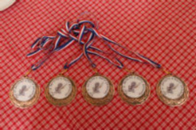 Medallas de premiación del torneo de ajedrez "República de Beauchef"