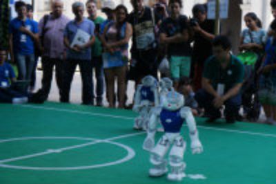 Robots NAO en un partido de exhibición en la "Ciudad del Futuro"