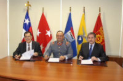 El decano de la FCFM, Patricio Aceituno, el comandante Óscar Bustos y el Director Académico, Claudio Pérez, en la firma del convenio.