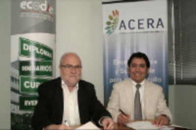 Carlos Finat, director ejecutivo de ACERA y Luis Vargas, director del DIE, en la ceremonia del acuerdo.