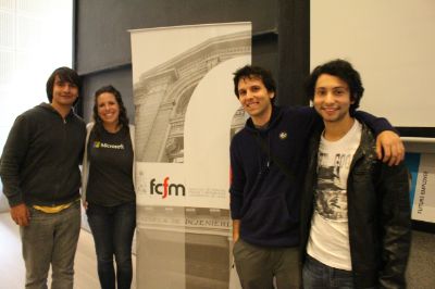Elizabeth Arredon junto a estudiantes de la FCFM.  