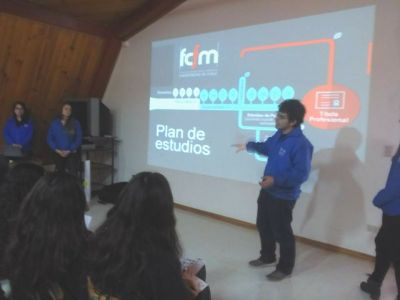 La FCFM viajó al sur de Chile para brindar orientación vocacional en ingeniería y ciencias.