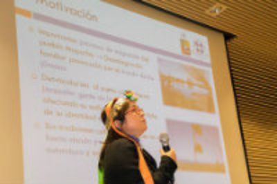 La Prof. Doris Sáez exponiendo en el seminario.