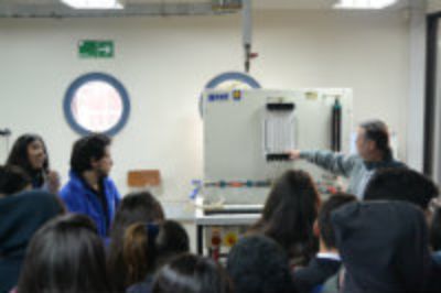 El recorrido a la FCFM incluyó visitas a los laboratorios docentes.