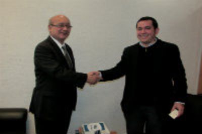 El Director del DIE, Luis Vargas, saluda en su oficina, al embajador de El Salvador, Víctor Manuel Valle Monterrosa.