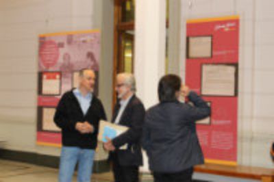 La muestra da cuenta de los eventos de comunicación interpersonal  y mediáticos (revistas y prensa) en torno al reconocimiento del Nobel para Gabriela Mistral y otros momentos.
