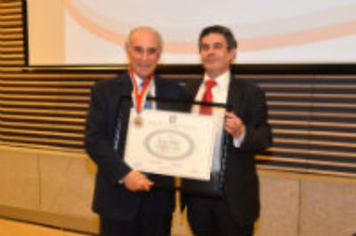 Sergio Bitar recibiendo el reconocimiento por parte del Presidente del Colegio de Ingenieros, Cristian Hermansen.