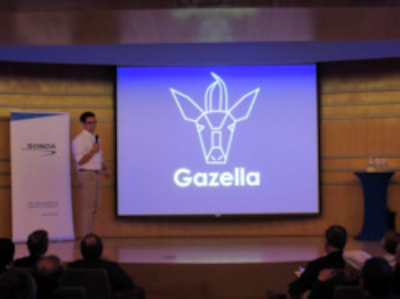 Maximiliano, presentando su aplicación "Gazella"
