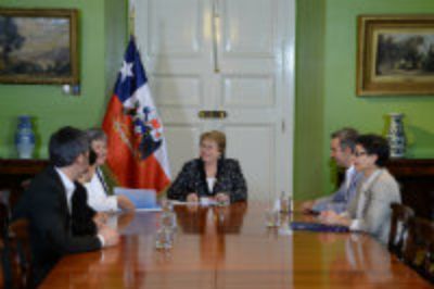 La Prof. Laura Gallardo junto a investigadores del (CR)2, entregando el informe de megasequía a la Presidenta Michelle Bachelet. 