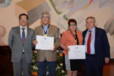 Lilian Salinas y Luis Campusano recibieron su medalla por 40 años de servicio en la FCFM. 