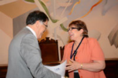 El profesor Patricio Aceituno felicita a Lilian Salinas.