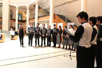 El coro de la FCFM ofreció un programa musical.