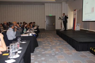 Prof. Felipe Álvarez, Vicedecano y Director de Ingeniería 2030 presentando los avances al panel de evaluadores internacionales