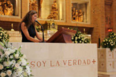 Claudia Aranda, esposa de Felipe Álvarez, destacó su inteligencia intelectual y emocional y compartió algunos significativos recuerdos con los presentes.