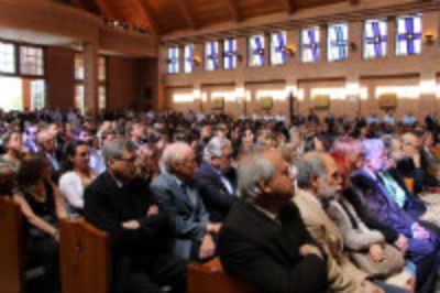 Más de 700 personas llegaron a la misa, entre los cuales la Universidad de Chile estuvo presente a través de autoridades de organismos centrales, decanos de facultades y la comunidad Beauchefiana.