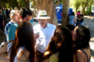 El Decano Patricio Aceituno saludó y conversó con los estudiantes durante la jornada.