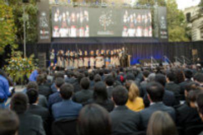 Como es tradición, el Coro de la FCFM interpretó el himno de la Universidad de Chile.