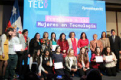 Las ganadoras del primer, segundo y tercer lugar del Premio InspiraTEC junto a la Presidenta Michelle Bachelet y el jurado de la competencia.
