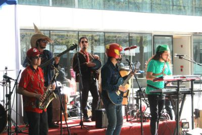 La inauguración también contó con el grupo musical Los ludópatas de la seducción.