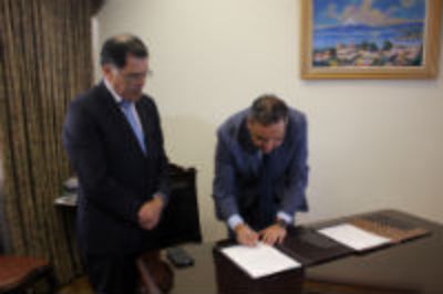 El presidente de la Cámara de Diputados Fidel Espinoza, firma el convenio junto al decano Patricio Aceituno