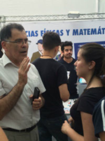 El decano de la FCFM, Patricio Aceituno, atendió consultas de postulantes en el stand de la Semana del Postulante.